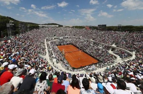 据The Athletic报道，2022年夏天，滕哈赫原本力主引进德容，但当时高层告知他没有足够转会预算，最后匆匆签下卡塞米罗。